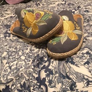 Escadrilles size 9, NWT, embroidered